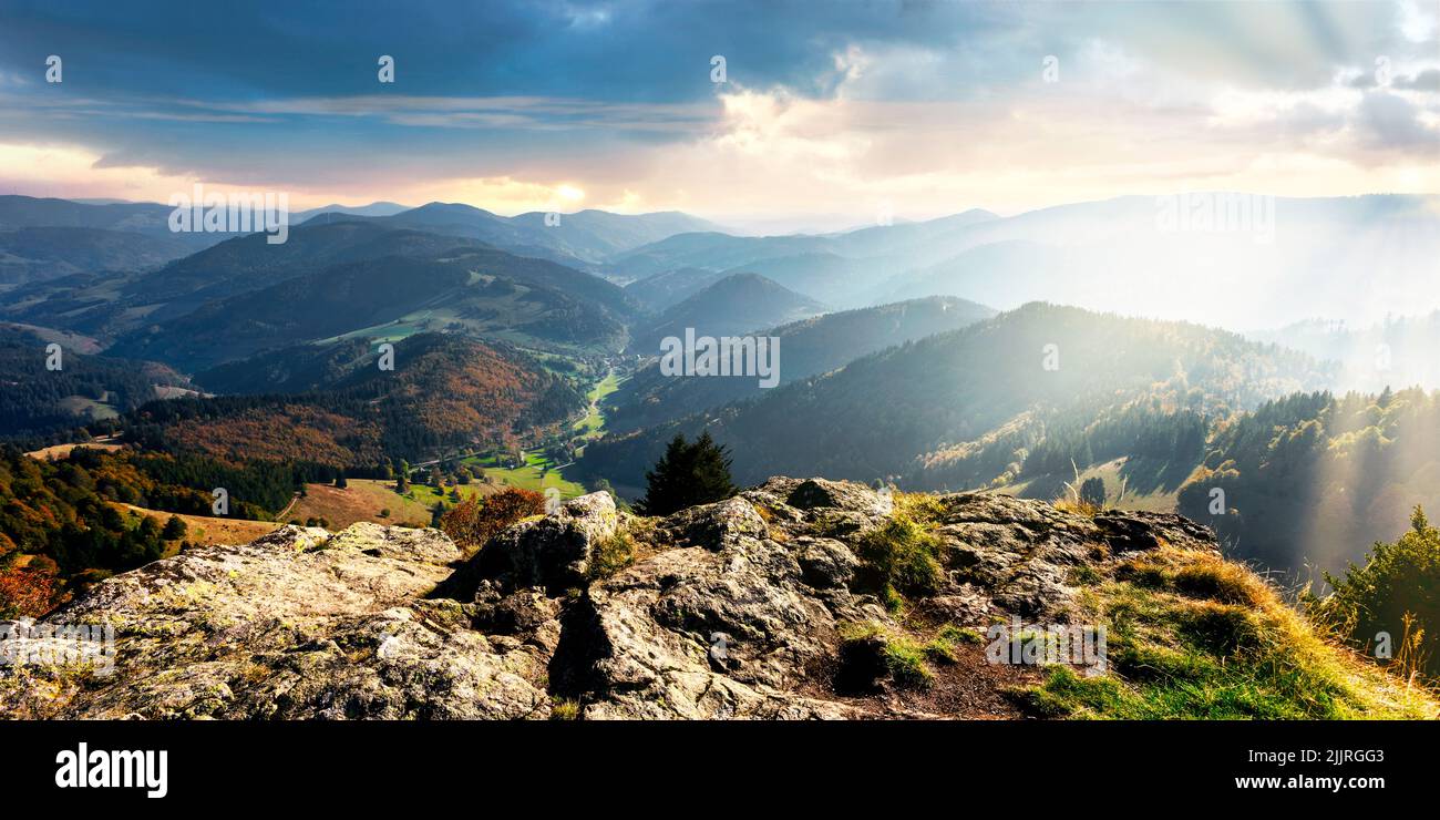 Blick vom Belchen ins kleine Wiesental im Schwarzwald Foto de stock