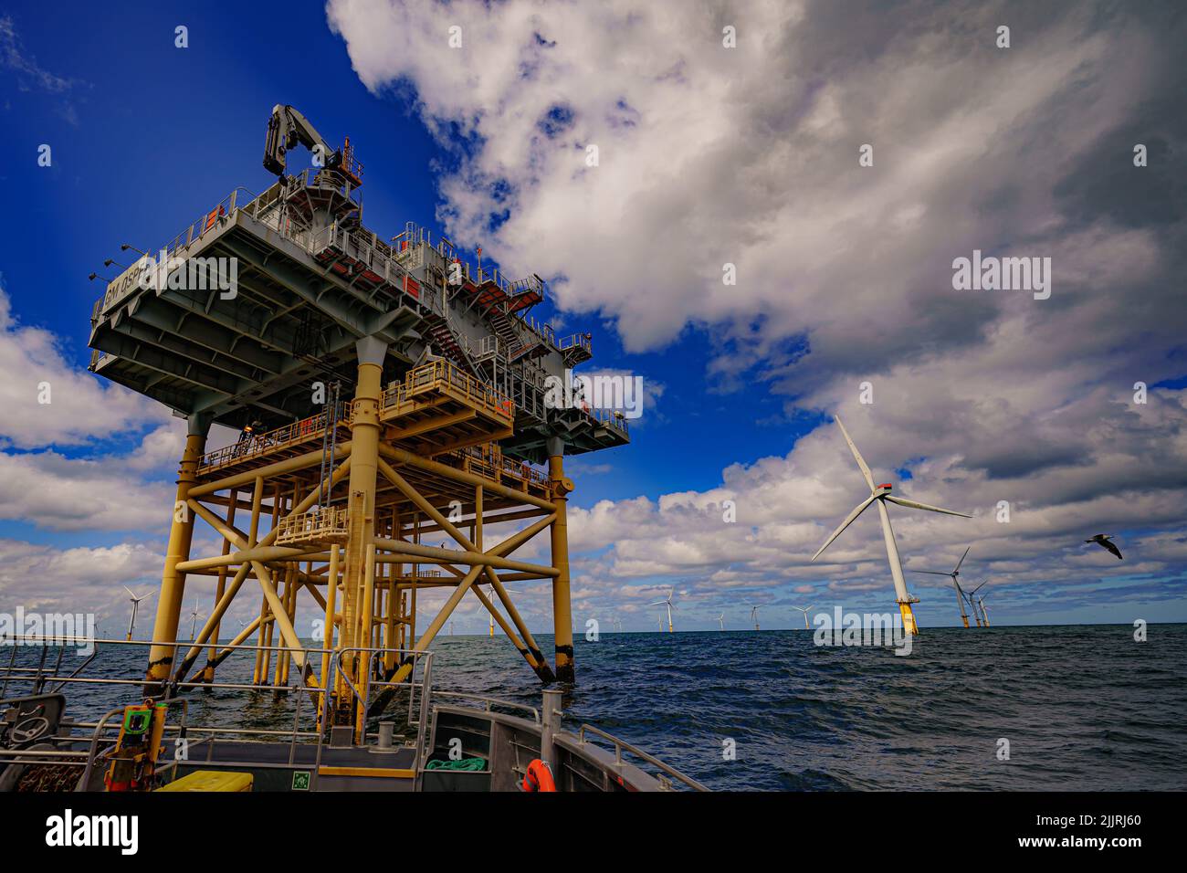 Gwynt y Mor de RWE, el 2nd parque eólico marino más grande del mundo, situado a ocho millas de la costa de Liverpool Bay, frente a la costa del norte de Gales. Fecha de la foto: Martes 26 de julio de 2022. Foto de stock