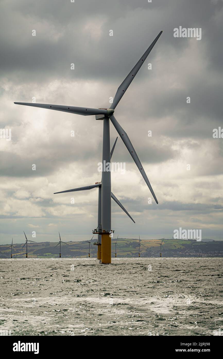 Gwynt y Mor de RWE, el 2nd parque eólico marino más grande del mundo, situado a ocho millas de la costa de Liverpool Bay, frente a la costa del norte de Gales. Fecha de la foto: Martes 26 de julio de 2022. Foto de stock