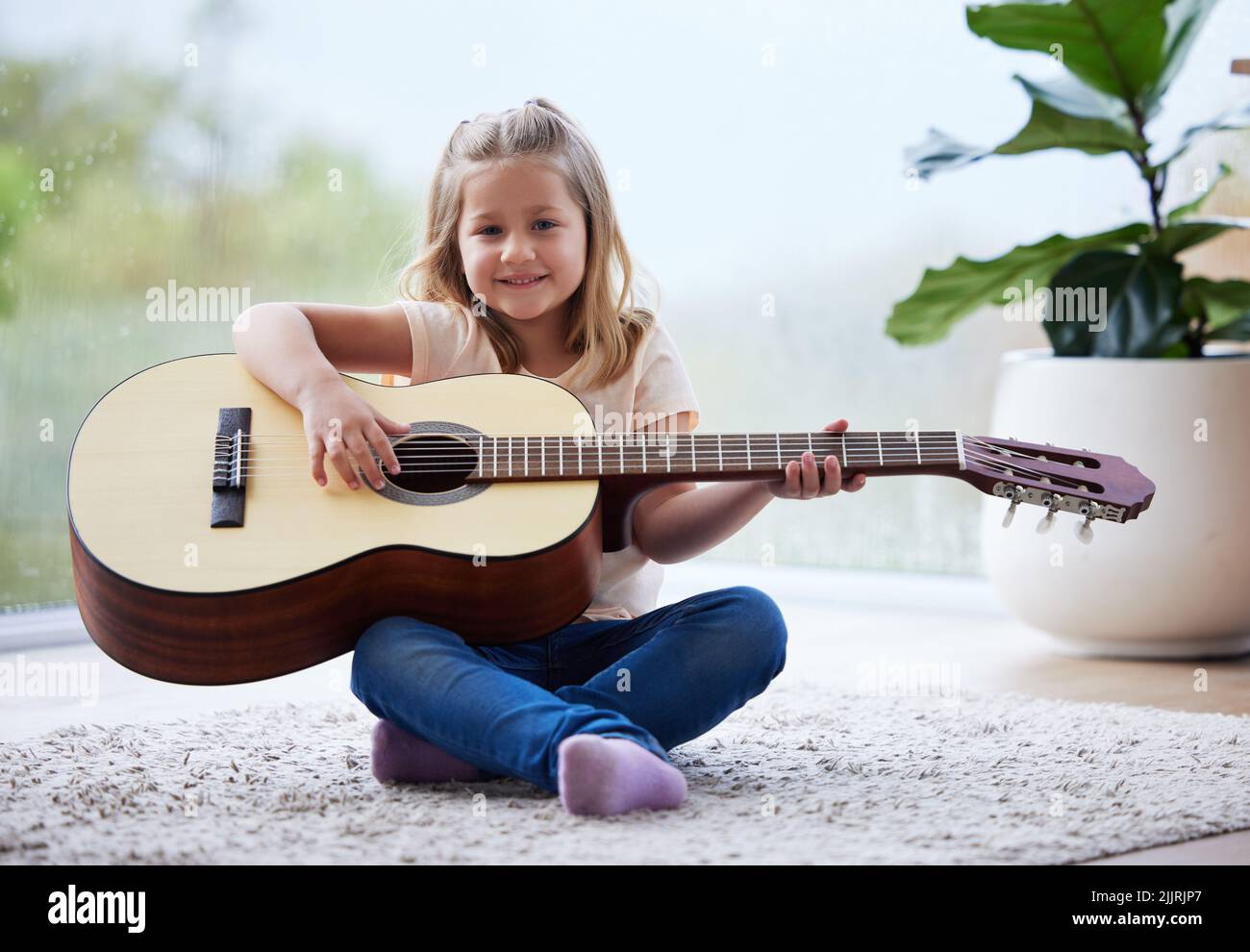 seta Aburrido Correspondiente Niña tocando una guitarra fotografías e imágenes de alta resolución - Alamy