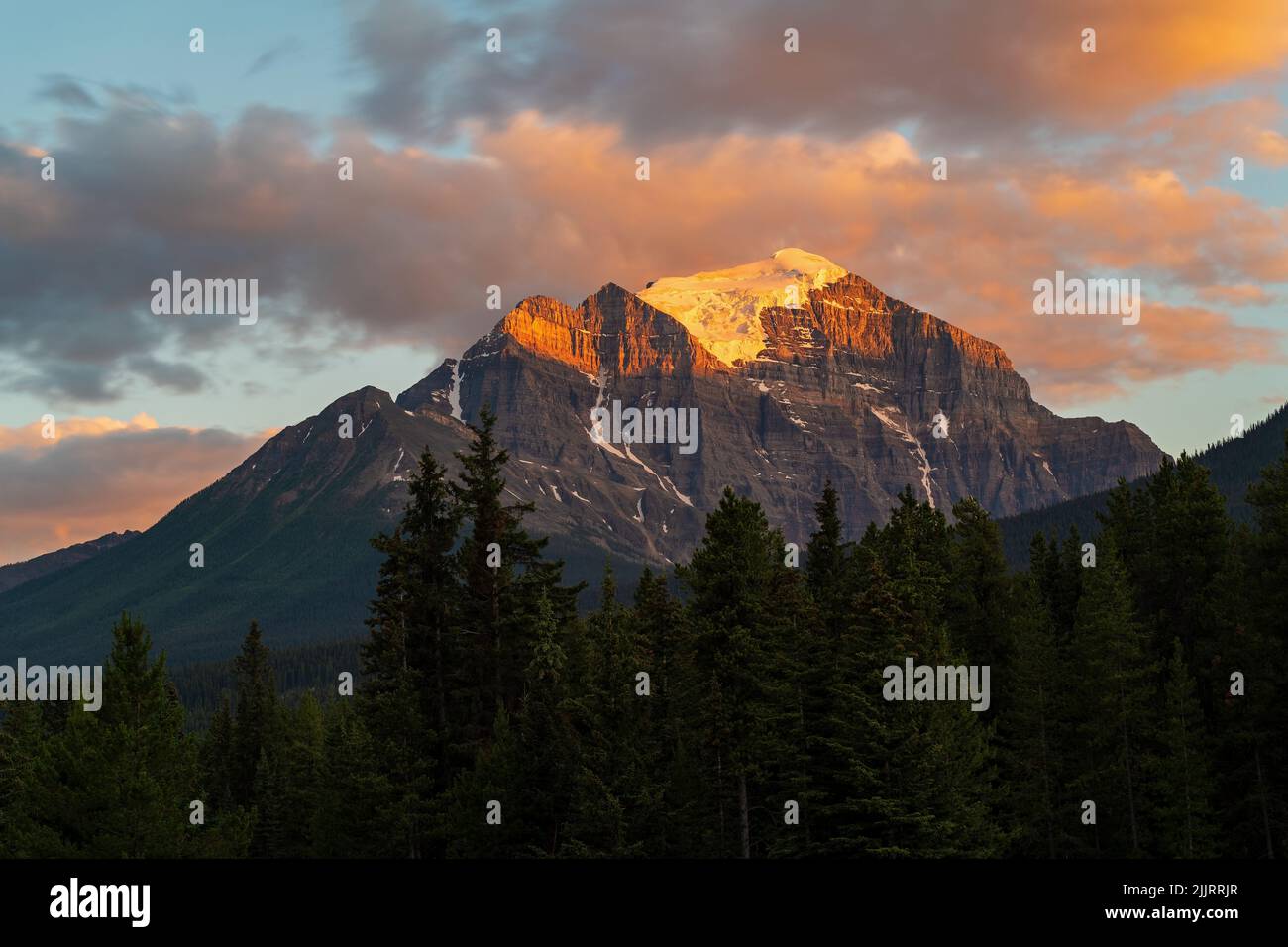 Pico de la montaña del templo al atardecer, parque nacional Banff, Alberta, Canadá. Foto de stock
