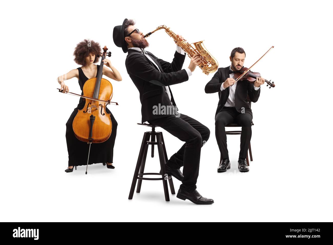 Orquesta musical con violonchelo, saxofón y violín aislados sobre fondo blanco Foto de stock