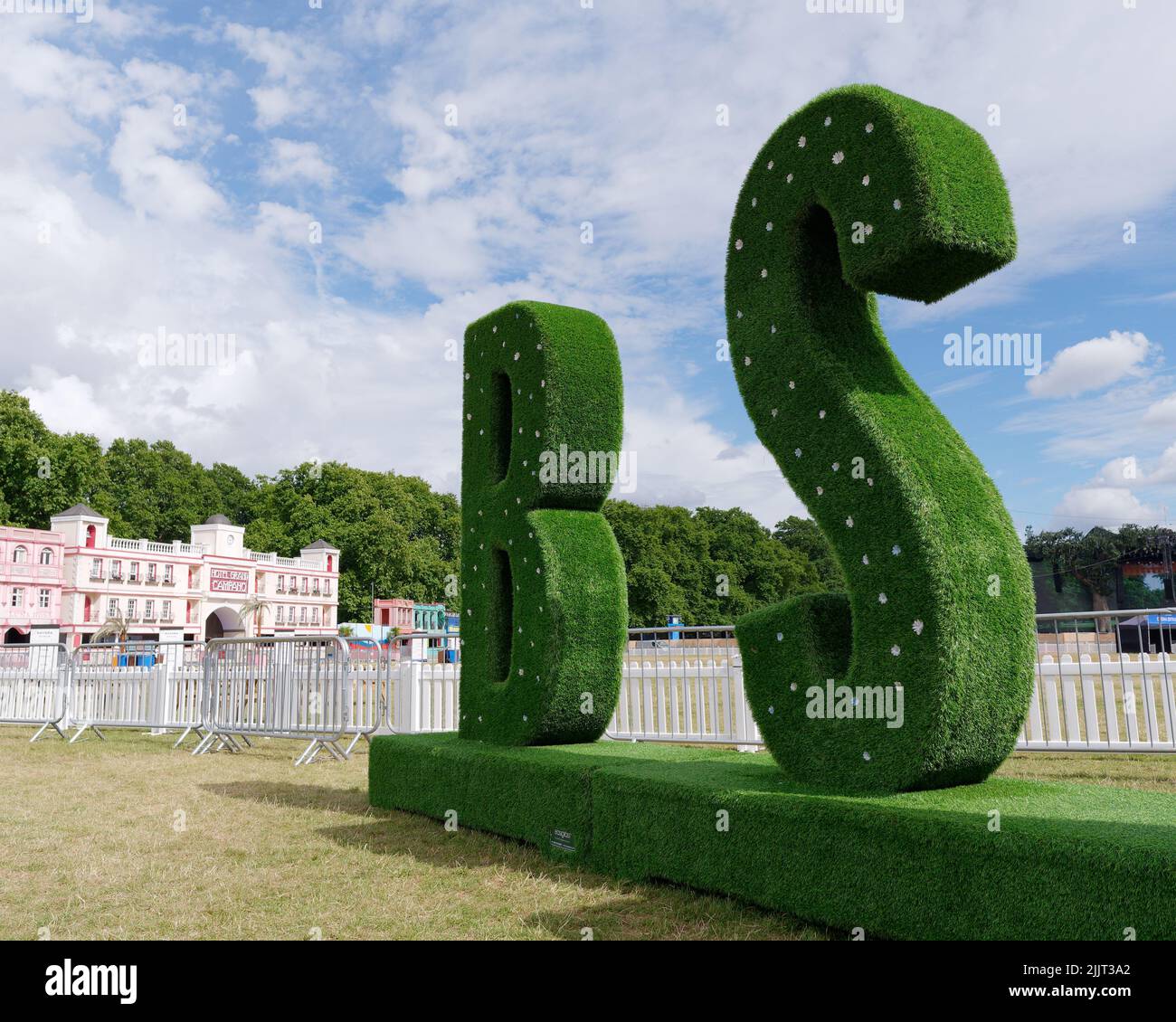 Londres, Gran Londres, Inglaterra, Junio 30 2022: BS topiary sign en BST Hyde Park Concert Arena. Foto de stock