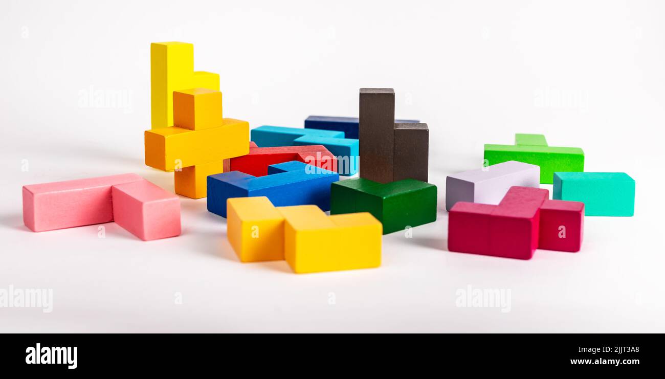 Elementos de juguete puzzle multicolor. Caos, desorden, concepto de comienzo de trabajo. Juego de madera para niños para el desarrollo del pensamiento lógico. Fotografía de alta calidad Foto de stock