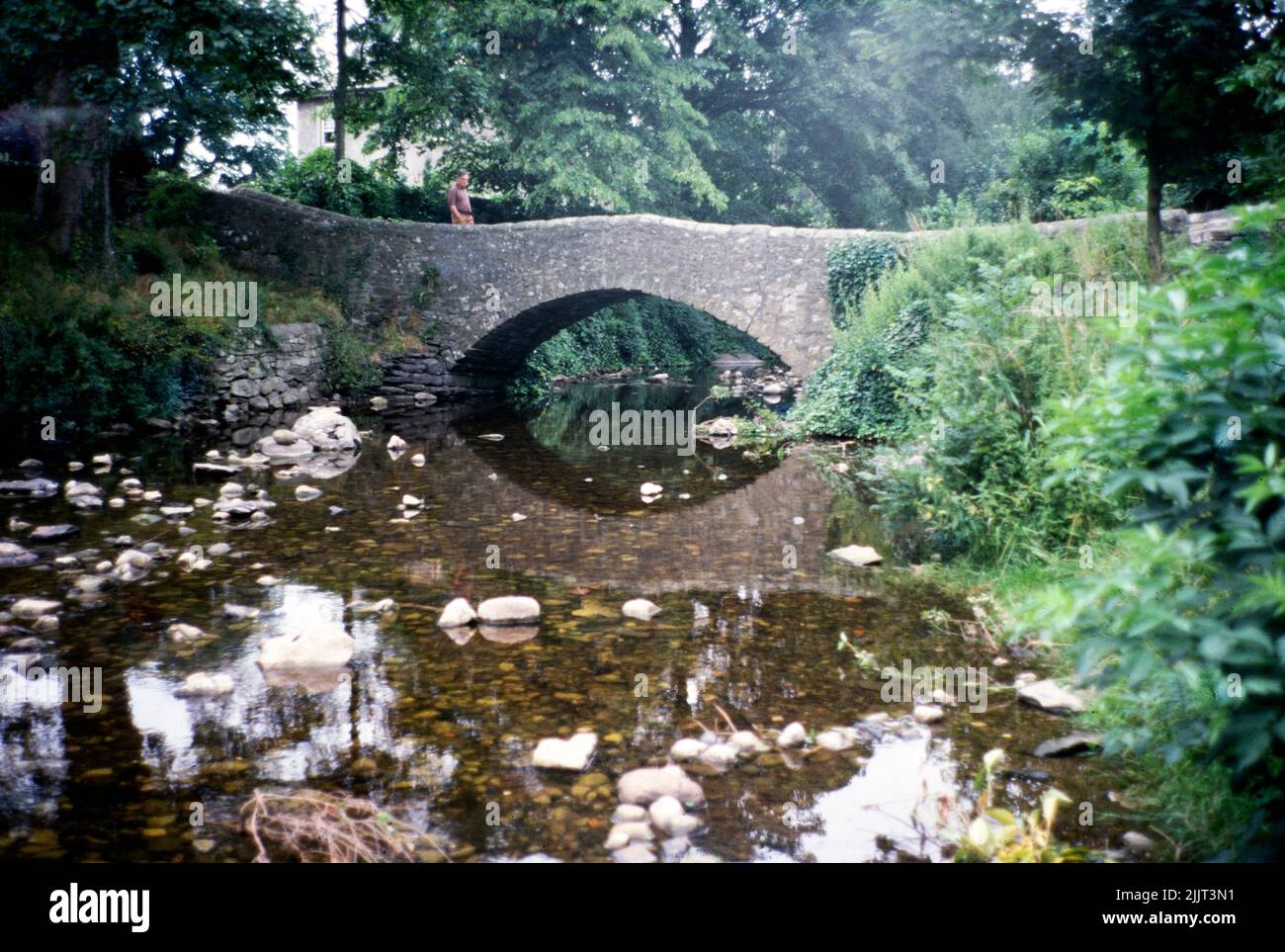 Brokken Bridge, Clapham Beck, Clapham, Yorkshire Dales National Park, North Yorkshire, Inglaterra, Reino Unido 1977 Foto de stock