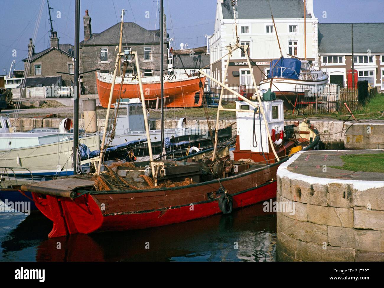Barcos de pesca en el muelle de Glasson junto al pub Caribou Inn, Lancashire, Inglaterra, Reino Unido 1977 Foto de stock