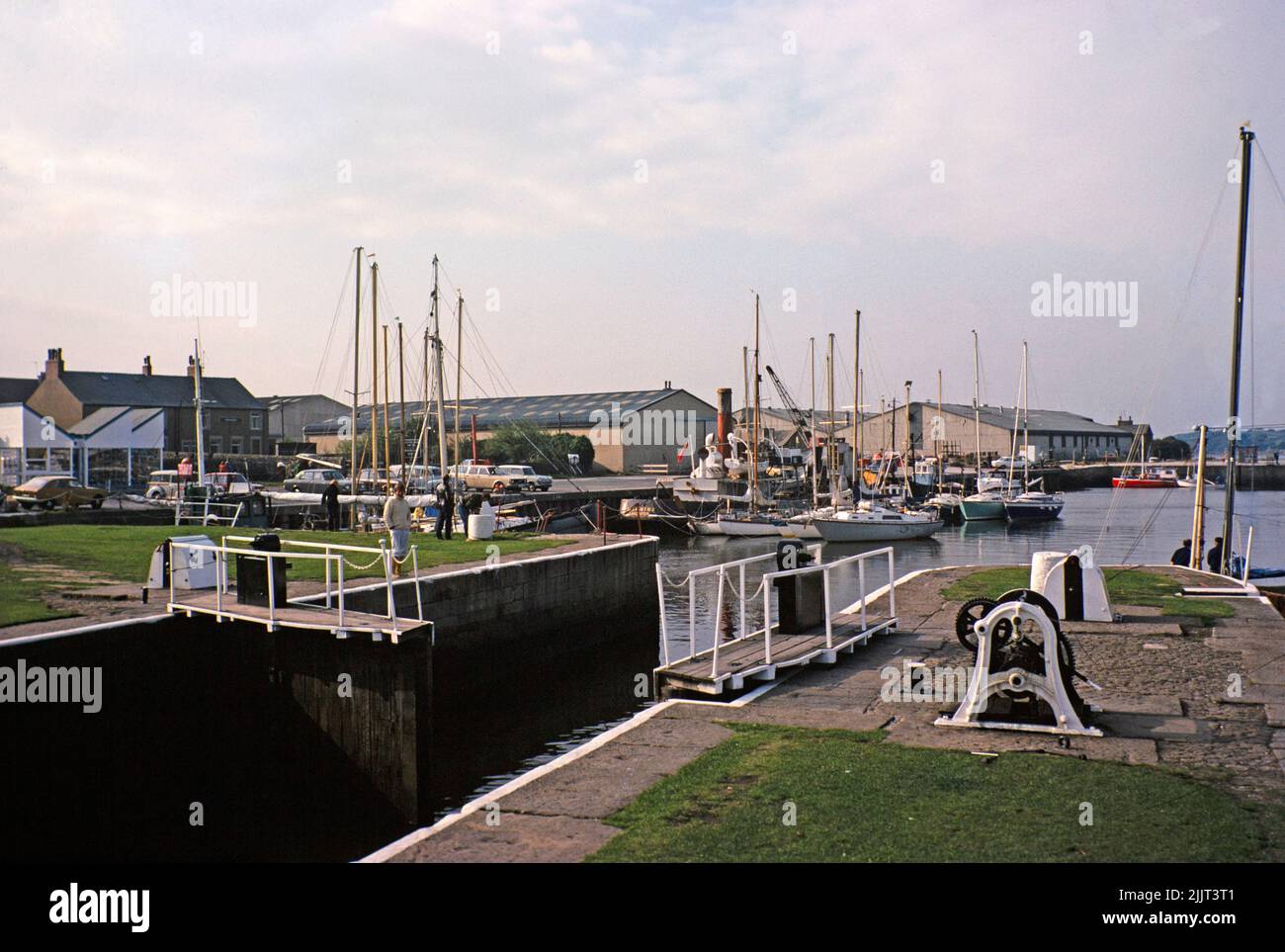 Lock gates and yachts, Glasson dock basin, Lancashire, Inglaterra, Reino Unido 1977 Foto de stock