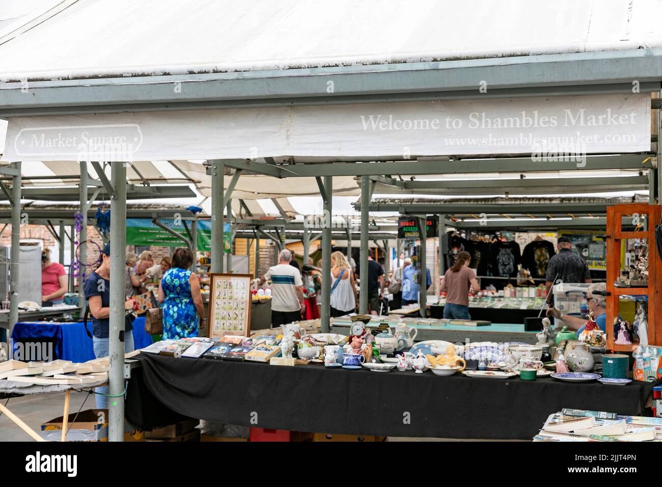 Mercado de los shambles en la ciudad de York, los mercados tradicionales de Inglés, Yorkshire, Inglaterra, verano de 2022 Foto de stock