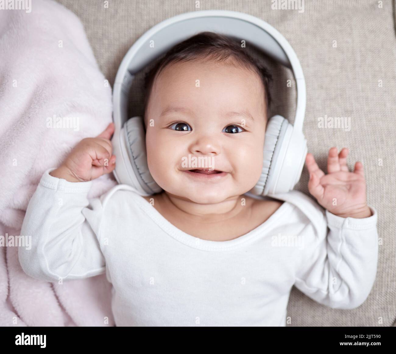 Bebé En Auriculares Grandes Imagen de archivo - Imagen de
