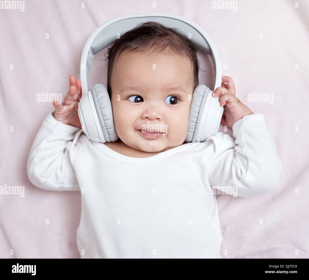 Bebé usando auriculares fotografías e imágenes de alta resolución