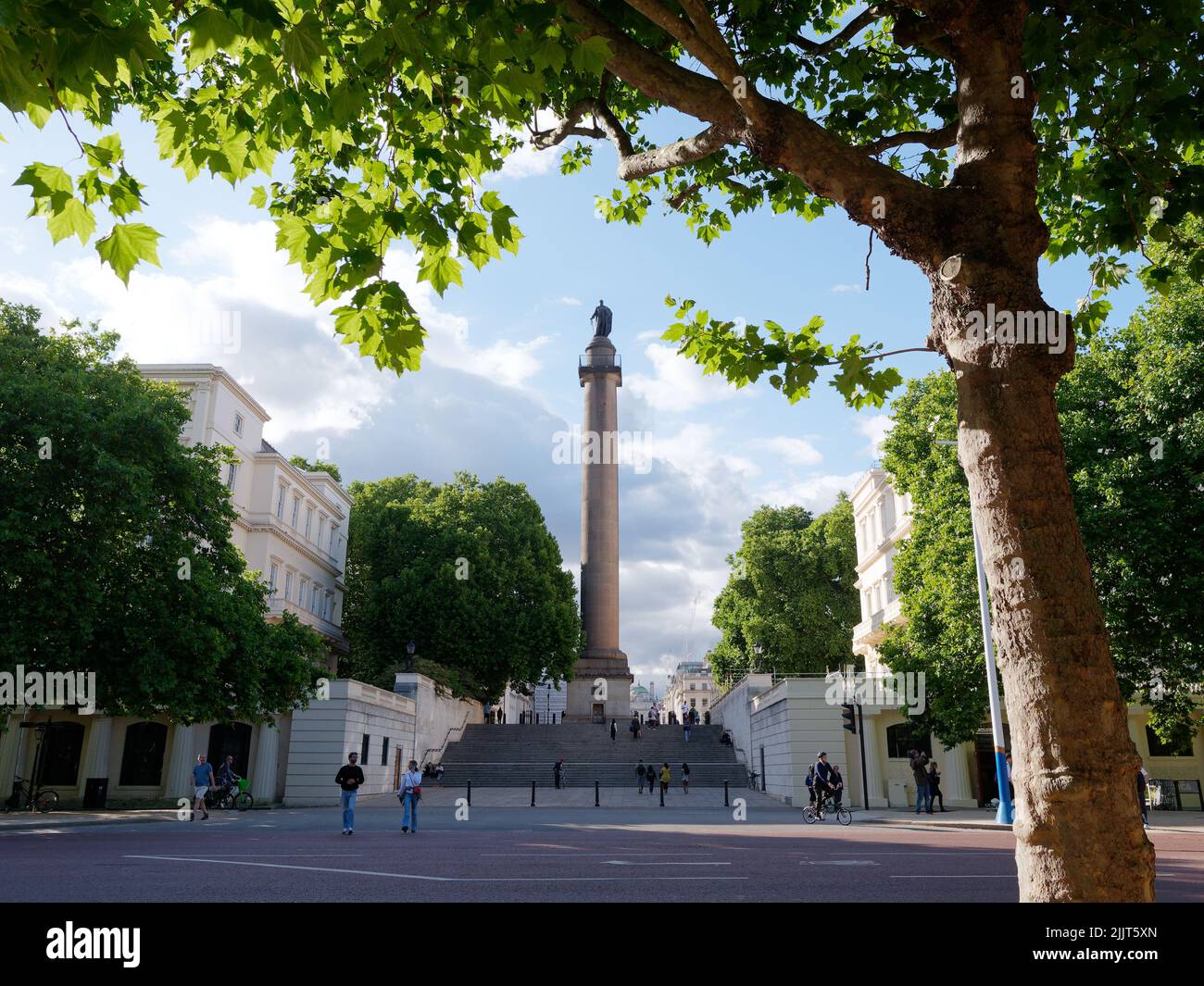 Londres, Gran Londres, Inglaterra, Junio 30 2022: Columna del Duque de York en Waterloo Place vista desde el Mall Foto de stock