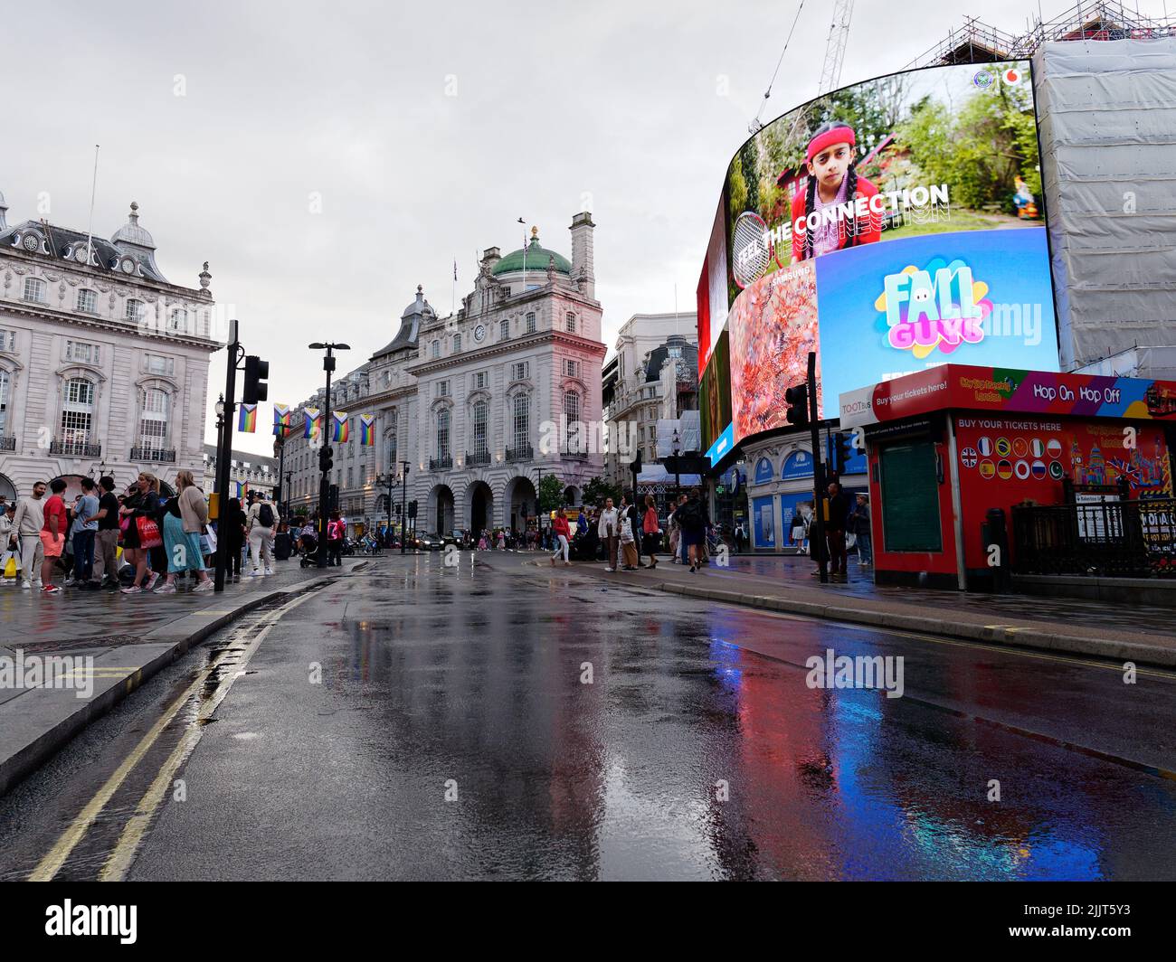 Londres, Gran Londres, Inglaterra, Junio 30 2022: Piccadilly Circus después de la lluvia. Foto de stock