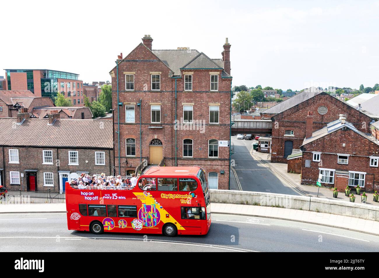Ciudad de York, autobús turístico rojo de dos pisos conduce a los turistas y visitantes alrededor de los sitios históricos de York, Yorkshire, Inglaterra, 2022 Foto de stock