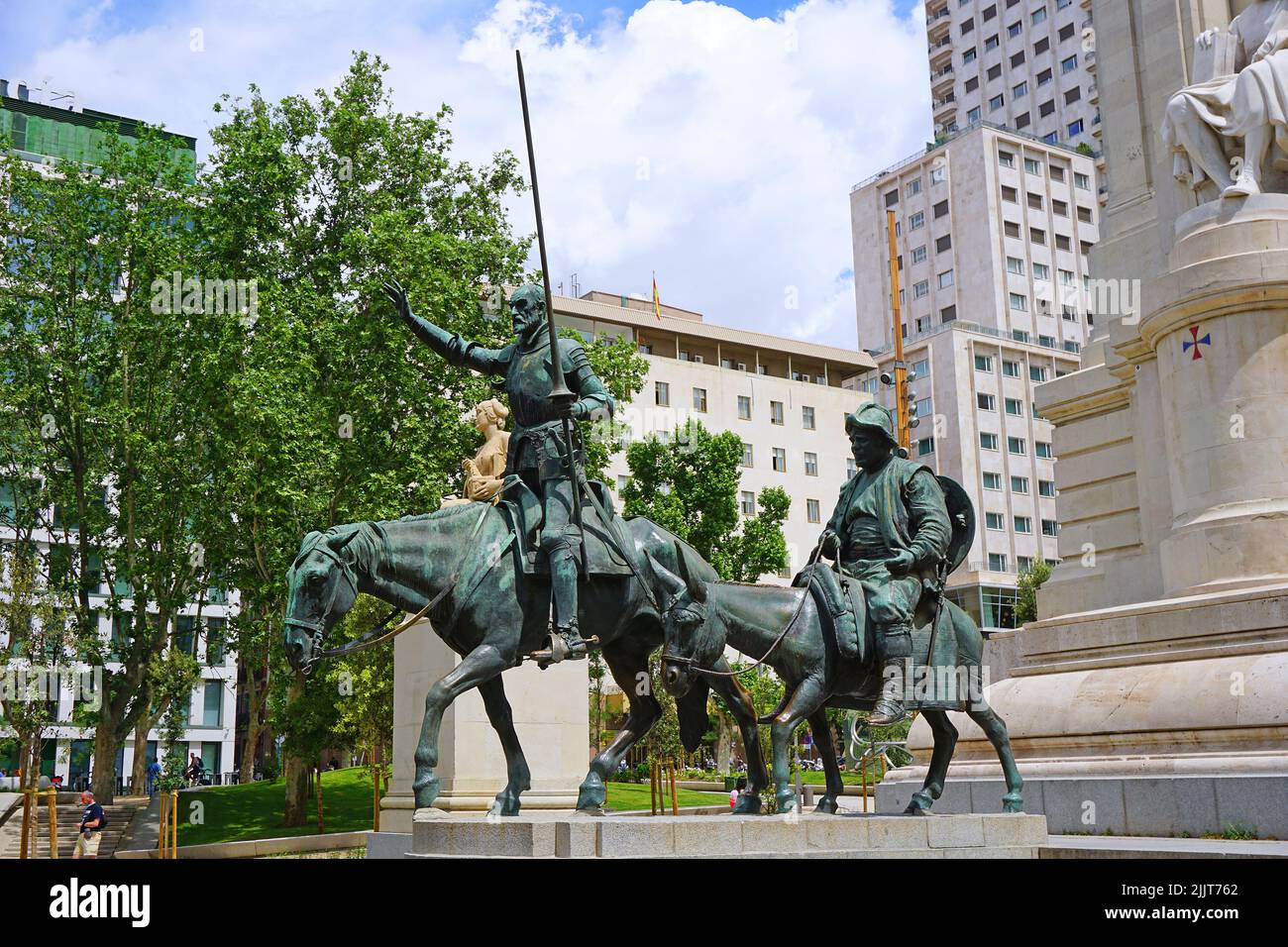 Estatua de bronce de Cervantes Don Quijote y Sancho Panza en la Plaza de España en Madrid España Foto de stock