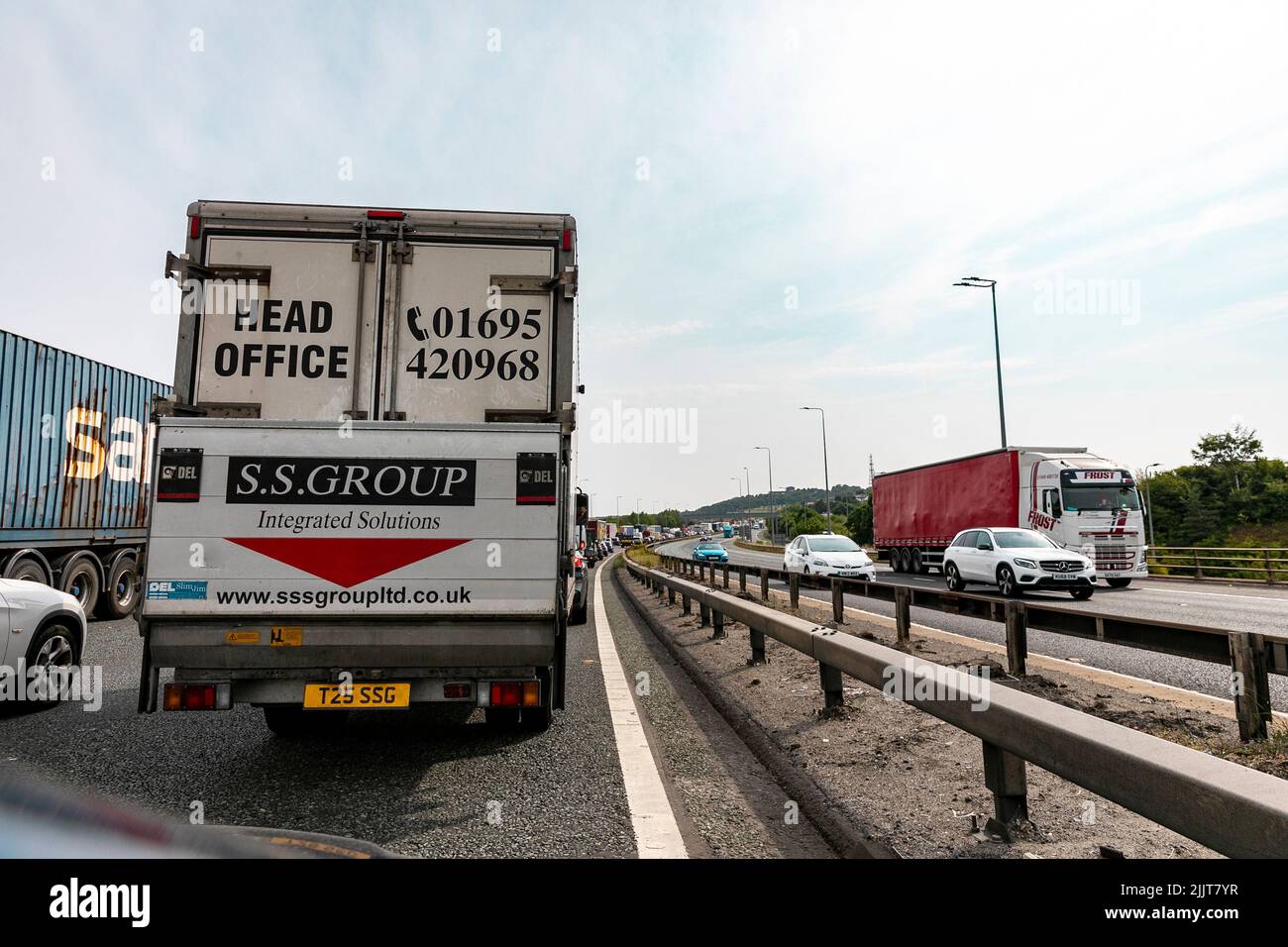 Camiones y coches en la autopista M6 en Inglaterra con una cola de tráfico, Inglaterra, Reino Unido Foto de stock