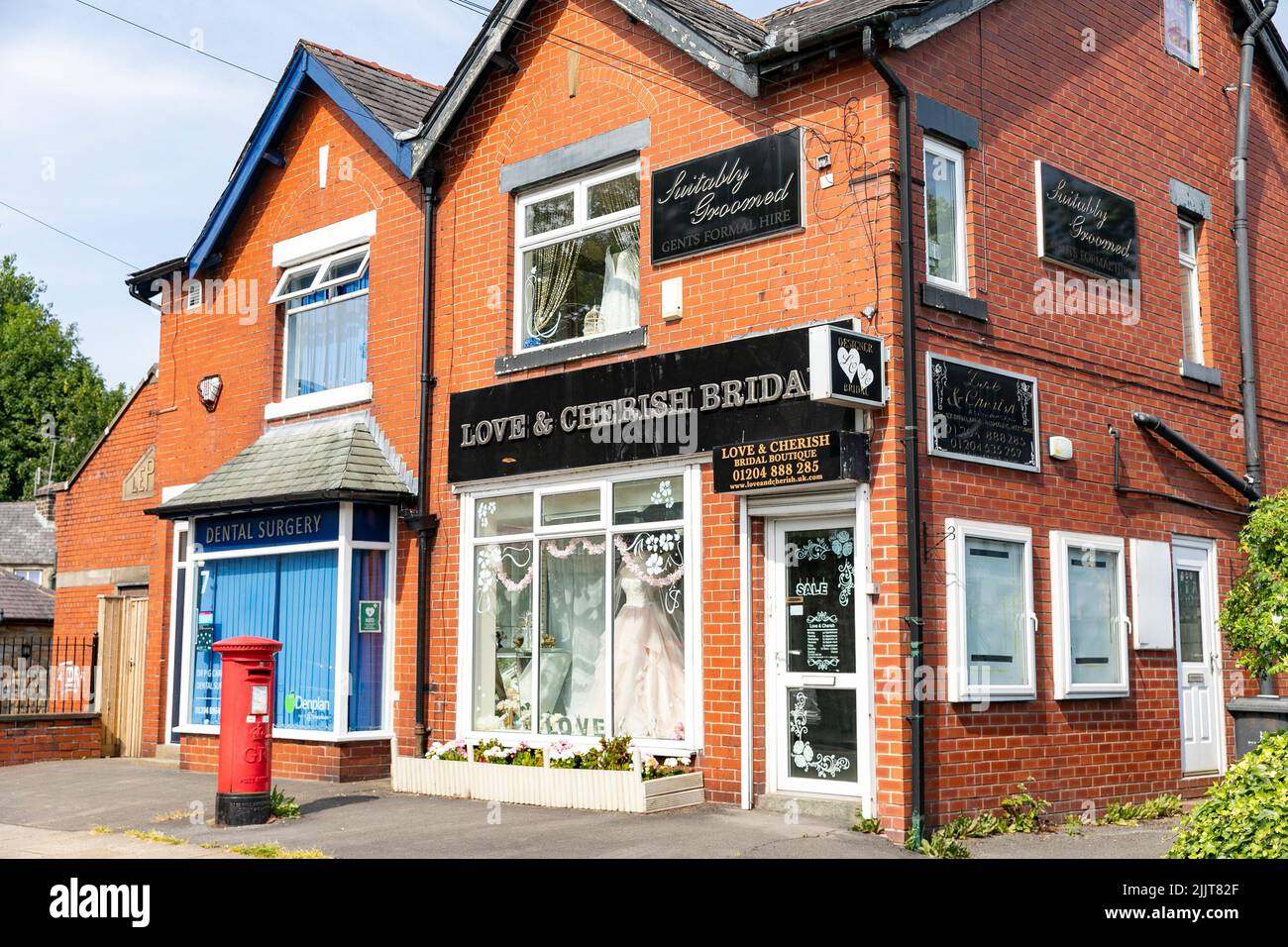 Ropa nupcial tienda de ropa de boda en Holcombe Brook, Ramsbottom, Lancashire en el Reino Unido, verano de 2022 Foto de stock