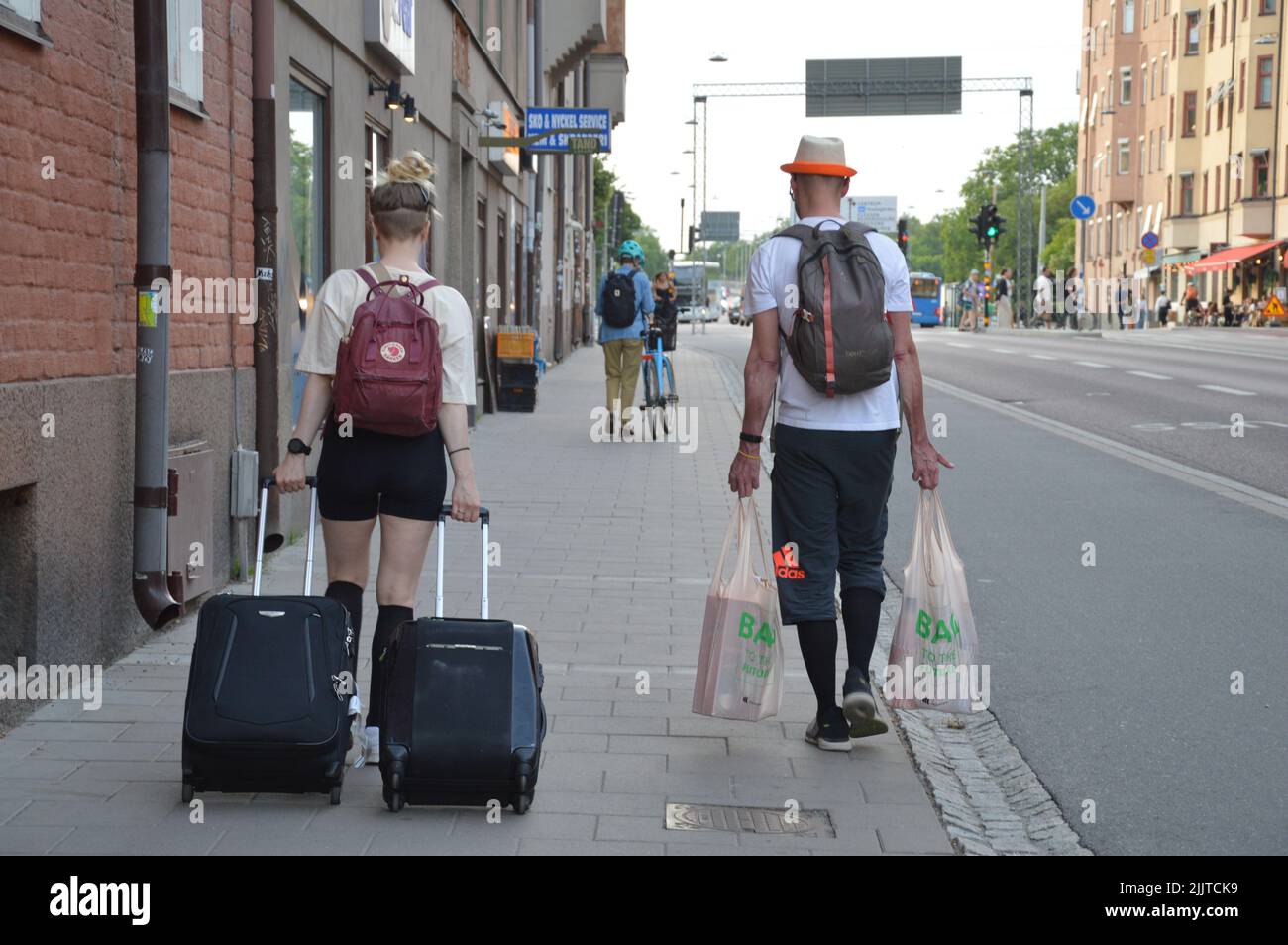 Estocolmo, Suecia - 20 de julio de 2022 - Peatones en Hornstull. - (Foto de Markku Rainer Peltonen) Foto de stock