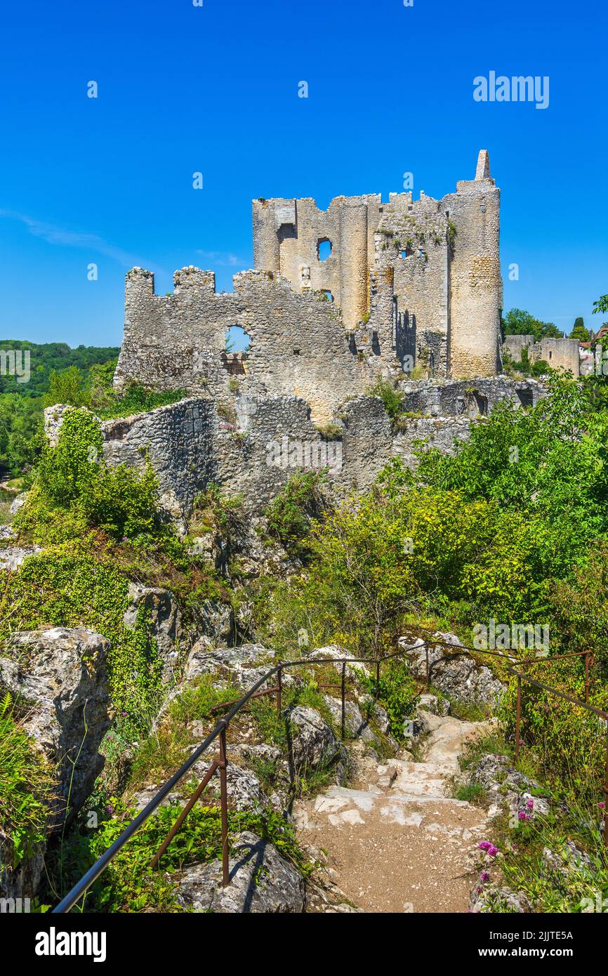 Siglo 11th en ruinas castillo fuerte en la parte superior de saliente rocoso con vistas a Angles-sur-l'Anglin, Vienne (86), Francia. Foto de stock