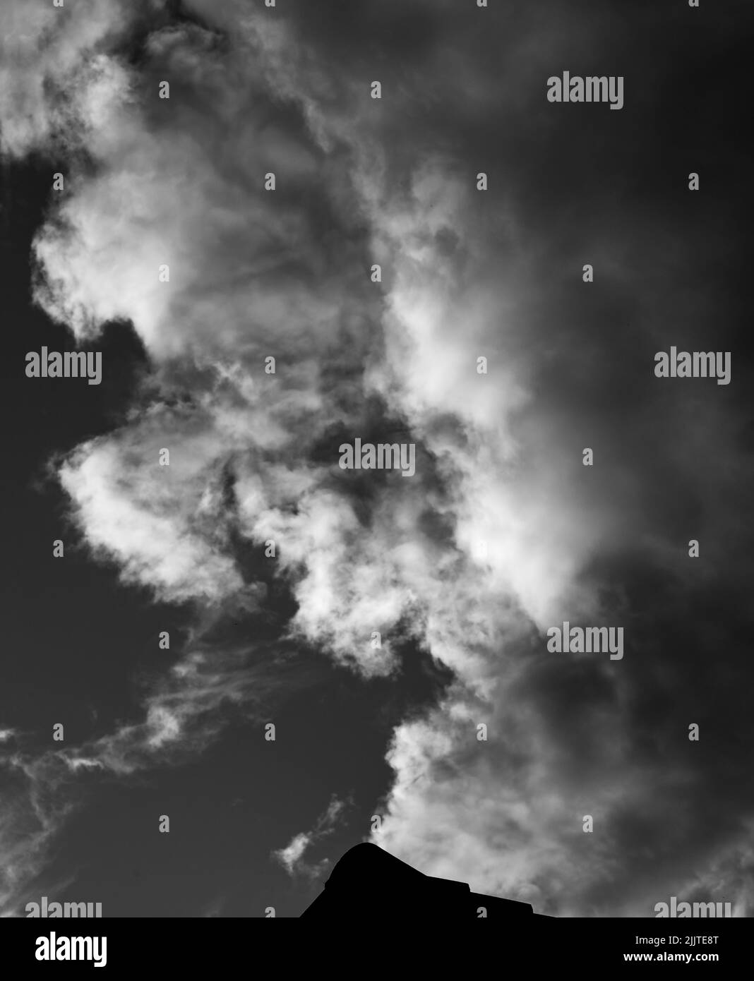 Cumulus nubes en blanco y negro, Reino Unido Foto de stock