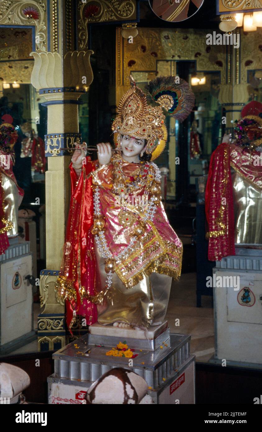Amitsar India Shri Durgiana Templo Estatua del Señor Krishna Jugando Flauta Foto de stock