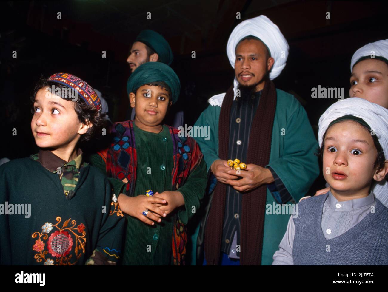 Peckham Londres Inglaterra Iman Giving Children Sweets at Eid Foto de stock