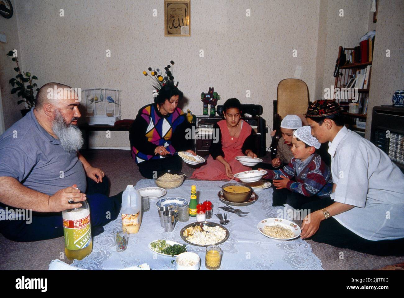Familia Musulmana Rompiendo Rápido Después de Ramadán Sentándose en el piso Comer Clapton Londres Inglaterra Foto de stock