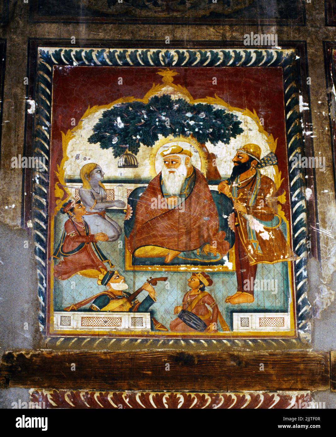 Amritsar India Sikh Fresco en almacén del té mostrando a Guru Nanak con el Hijo arriba a la izquierda con el musulmán Mardana jugando Rebab abajo a la izquierda y el Hindu Bala Foto de stock