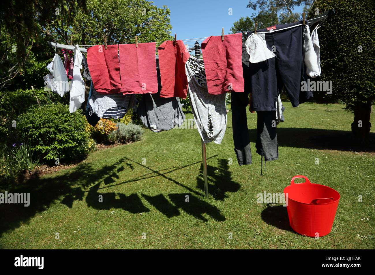 Secado de ropa en la línea rotativa en un día soleado en mayo Surrey Inglaterra Foto de stock