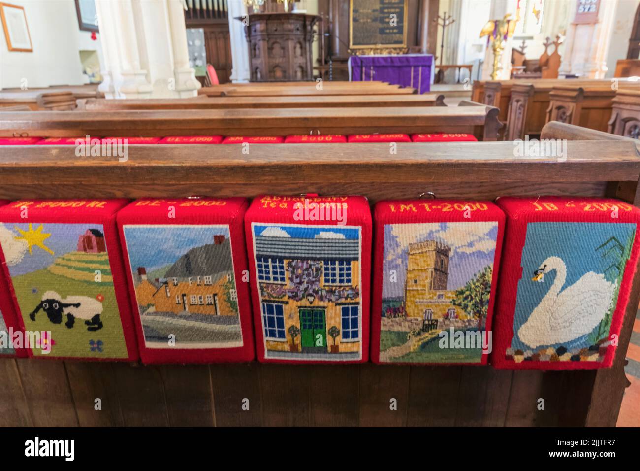 Inglaterra, Dorset, Abbotsbury, Iglesia de San Nicolás, Iglesia colorida Pew Kneelers representando imágenes de Abbotsbury Foto de stock