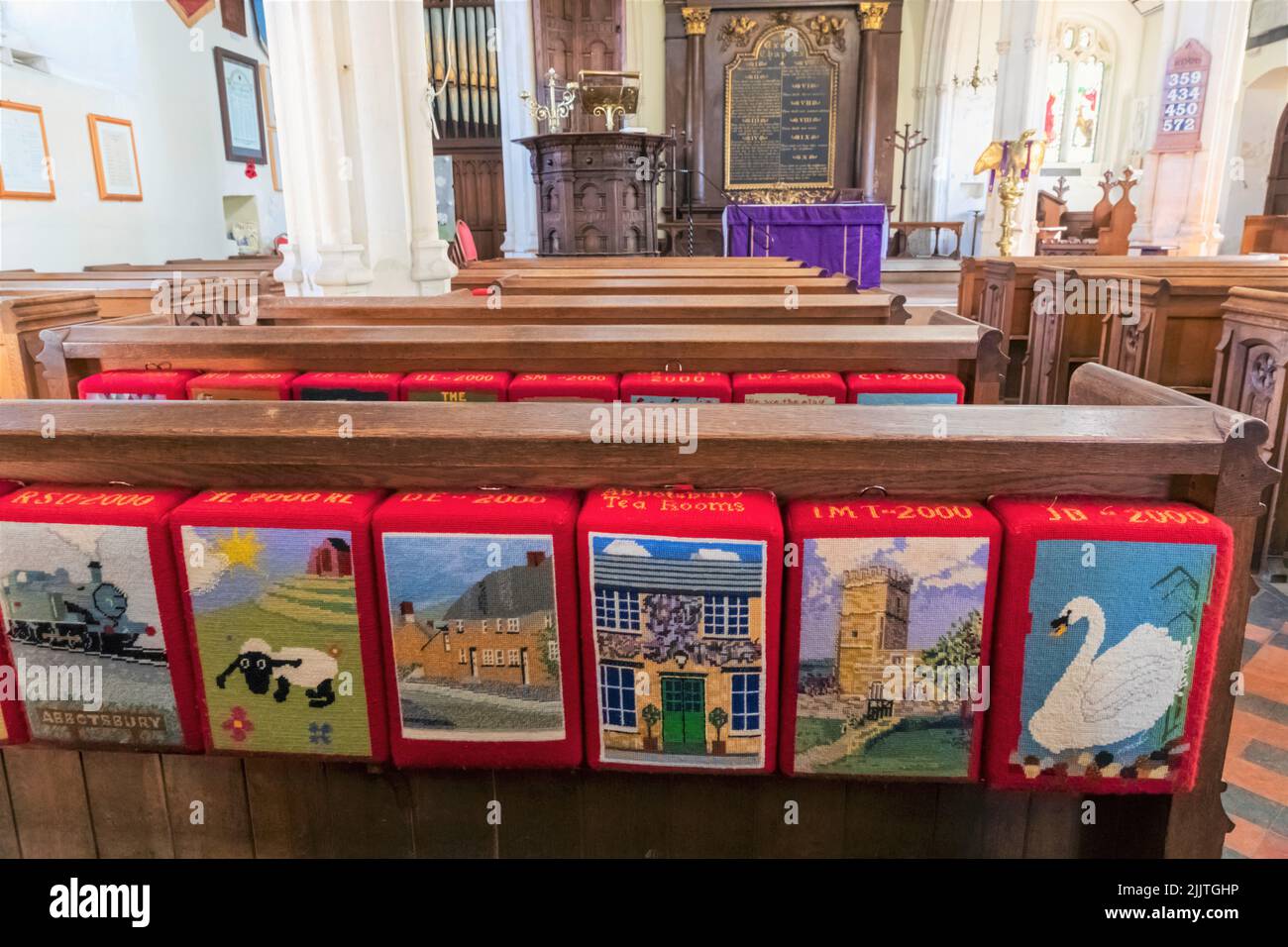 Inglaterra, Dorset, Abbotsbury, Iglesia de San Nicolás, Iglesia colorida Pew Kneelers representando imágenes de Abbotsbury Foto de stock