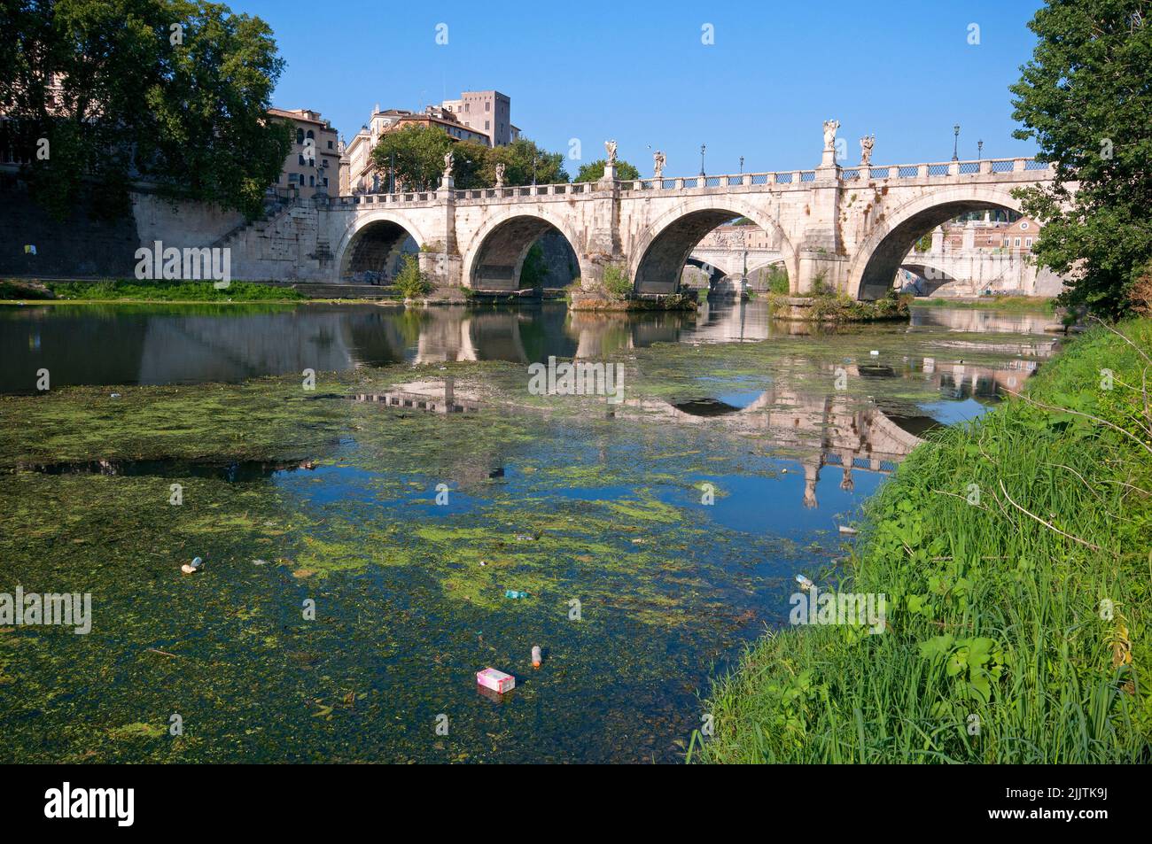 Río Tíber cerca del puente Sant'Angelo durante la sequía (2022 de julio), Roma, Italia Foto de stock