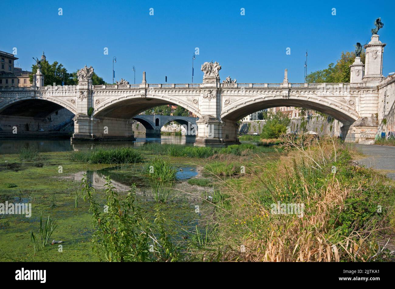Río Tíber cerca del puente Vittorio Emanuele II durante la sequía (2022 de julio), Roma, Italia Foto de stock