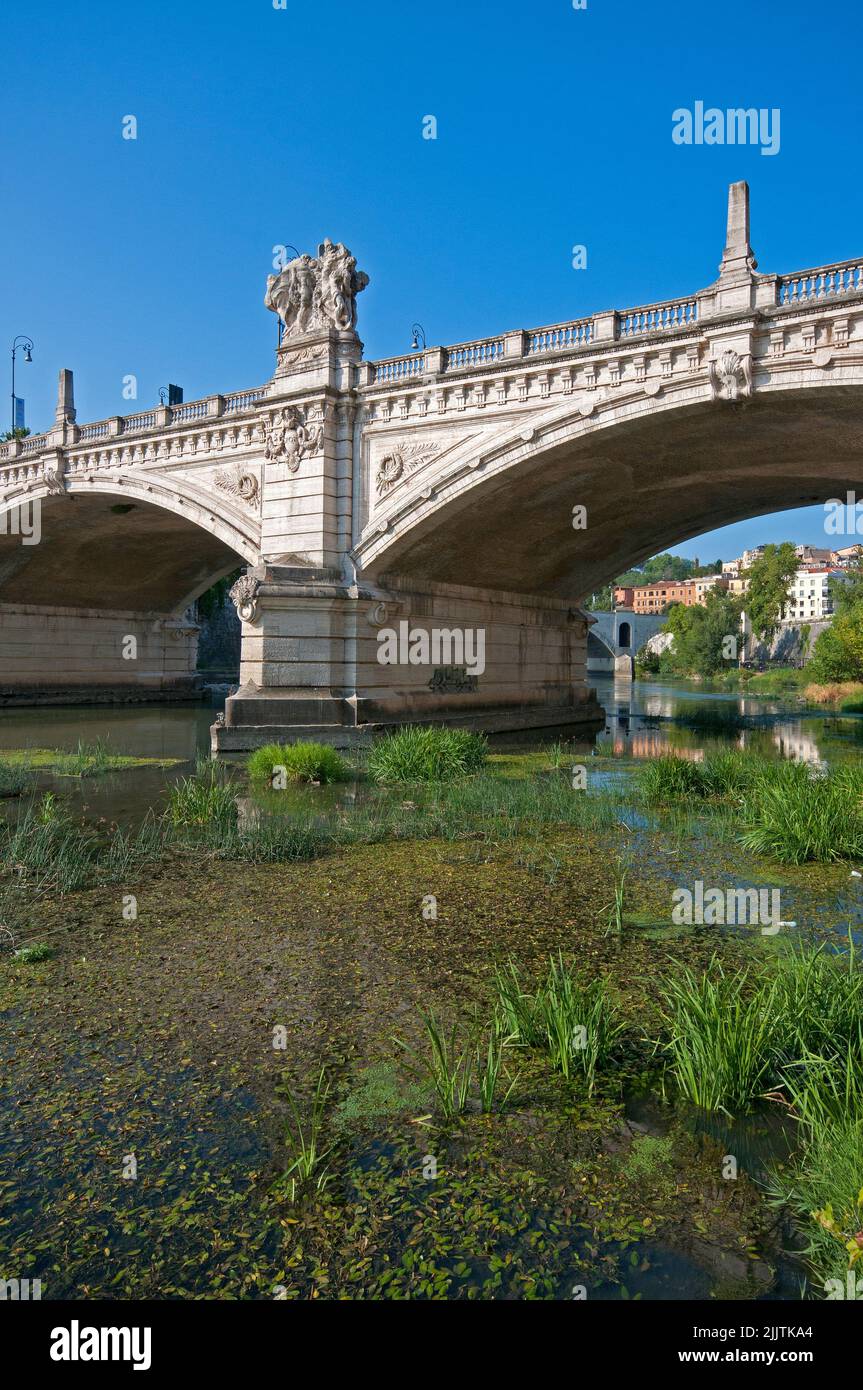 Río Tíber cerca del puente Vittorio Emanuele II durante la sequía (2022 de julio), Roma, Italia Foto de stock