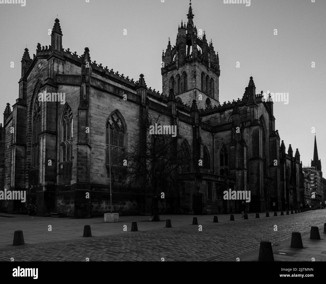 Una vista en escala de grises de la Catedral de St Giles en Edimburgo, Escocia, Reino Unido Foto de stock