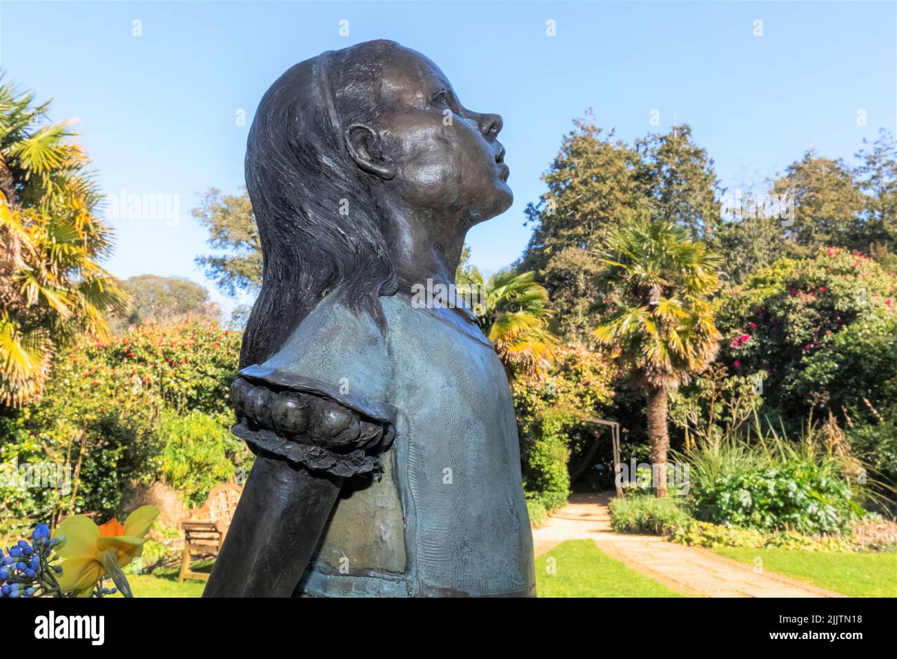 Inglaterra, Dorset, Abbotsbury, los jardines subtropicales, la estatua de Alicia en el país de las maravillas Foto de stock