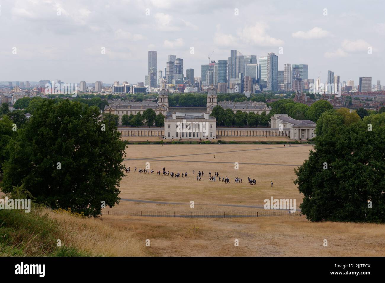Londres, Gran Londres, Inglaterra, Julio 20 2022: Universidad, Queens House y Canary Wharf en el fondo como visto desde Greenwich Park. Foto de stock