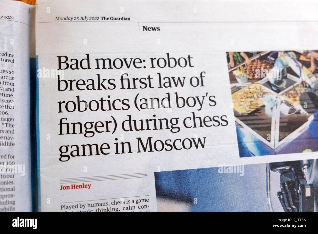'Mal movimiento: Robot rompe la primera ley de la robótica (y el dedo de niño) durante el juego de ajedrez en Moscú' El periódico Guardian artículo de noticias titular 25 de julio de 2022 Reino Unido Foto de stock