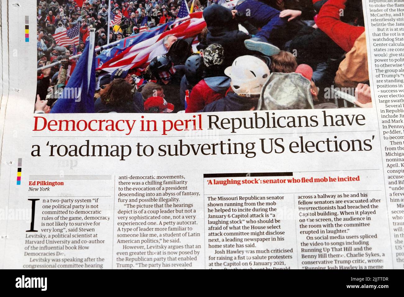 'Democracia en peligro Los republicanos tienen una 'hoja de ruta para subvertir las elecciones estadounidenses' El periódico Guardian artículo principal 25 julio 2022 Londres Inglaterra Reino Unido Foto de stock