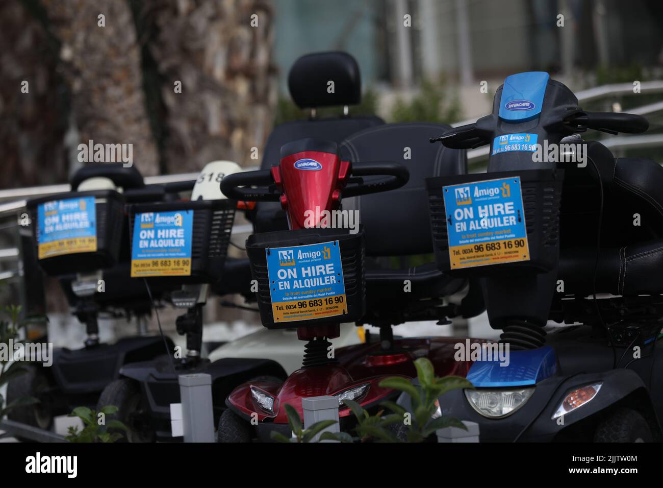 Benidorm, España. 27th de julio de 2022. Una gama de scooters móviles en exhibición en Benidorm, España. Las autoridades españolas están aplicando nuevas leyes en Benidorm t Foto de stock