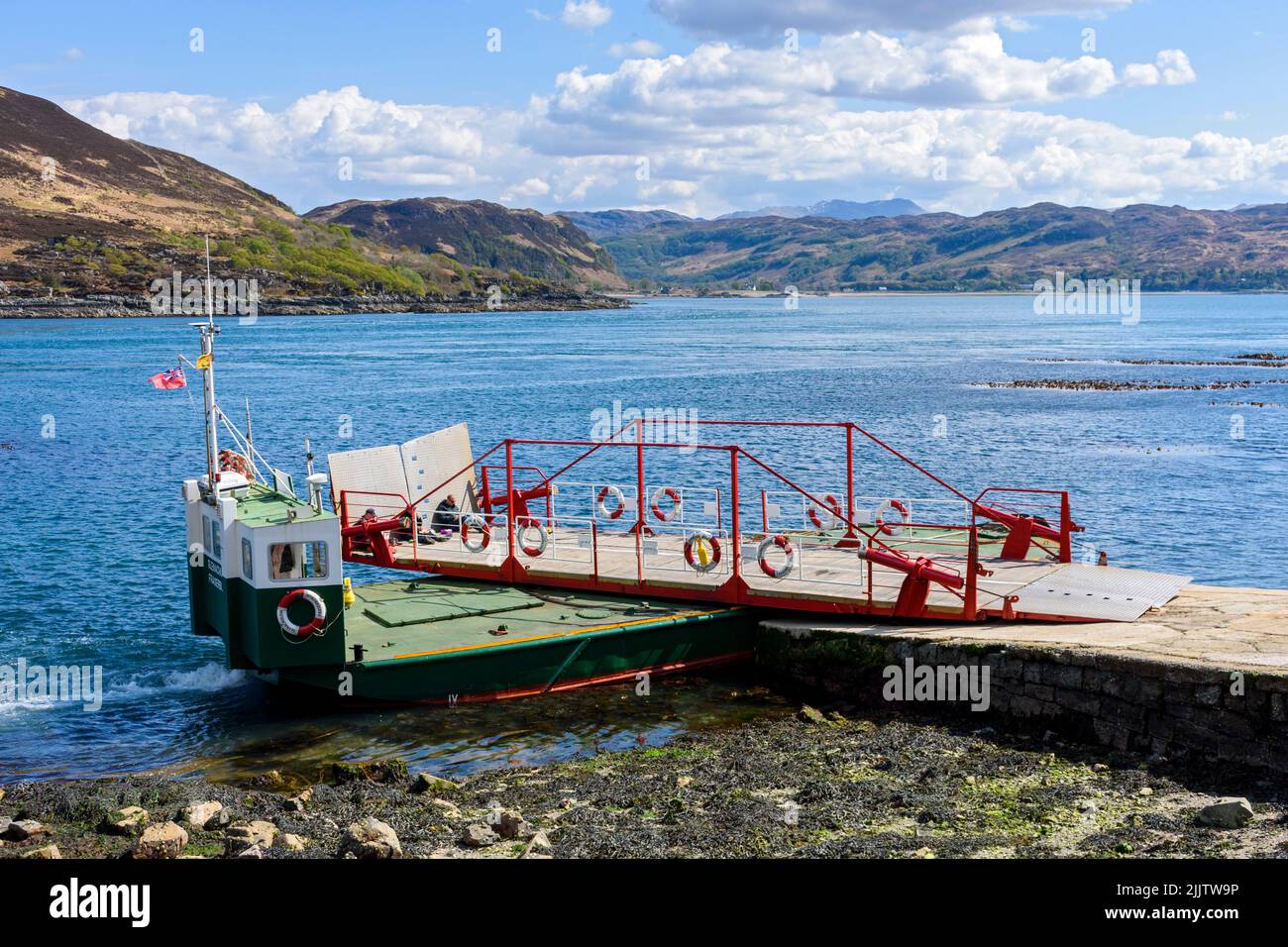 El ferry de Glenelg a Kylerhea (el Glenachulish) que cruza el estrecho de Kyle Rhea hasta la isla de Skye, Highland Region, Escocia, Reino Unido. En Kylerhea. Foto de stock