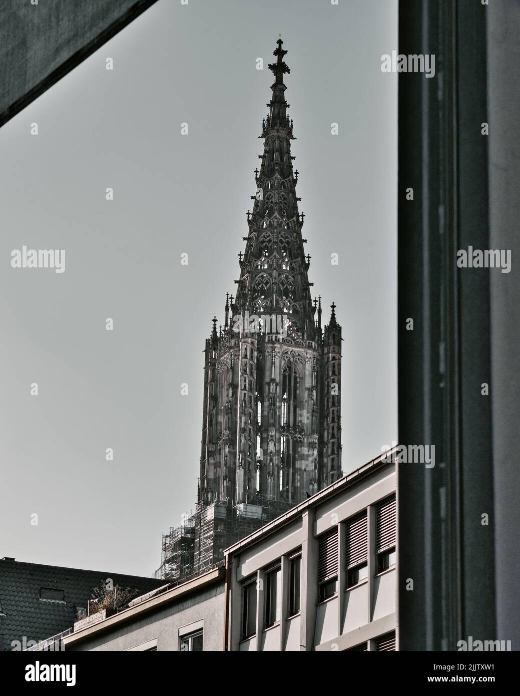 Imagen vertical de una zona urbana con edificios históricos en la ciudad de Ulm, Munster, Alemania Foto de stock