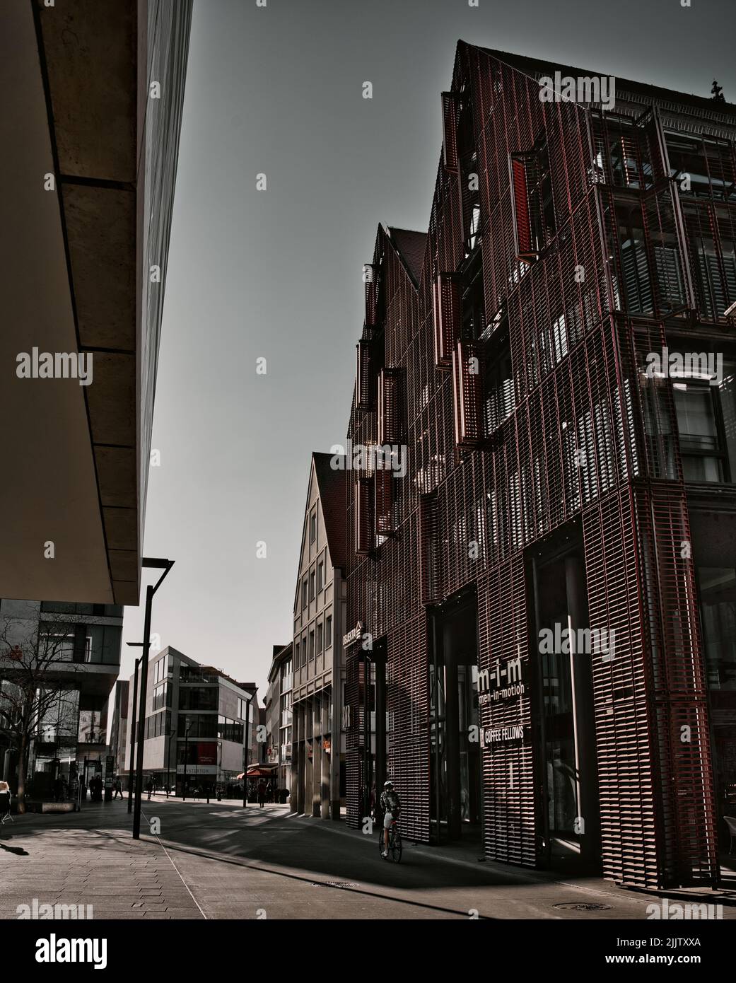 Imagen vertical de una zona urbana con edificios históricos en la ciudad de Ulm, Munster, Alemania Foto de stock