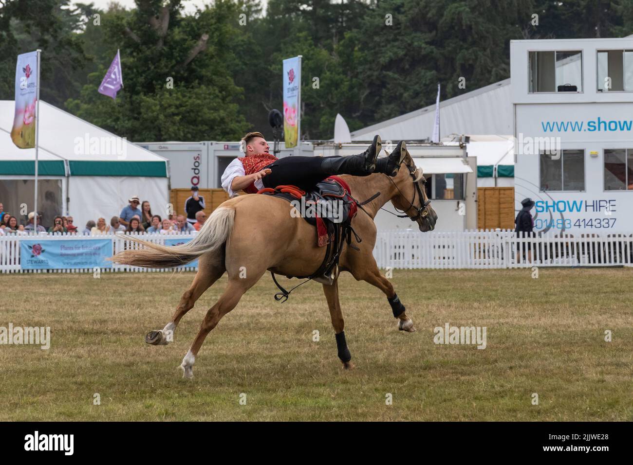 Atkinson Action Horses en el New Forest y Hampshire County Show en julio de 2022, Inglaterra, Reino Unido, realizando trucos cosacos a caballo Foto de stock