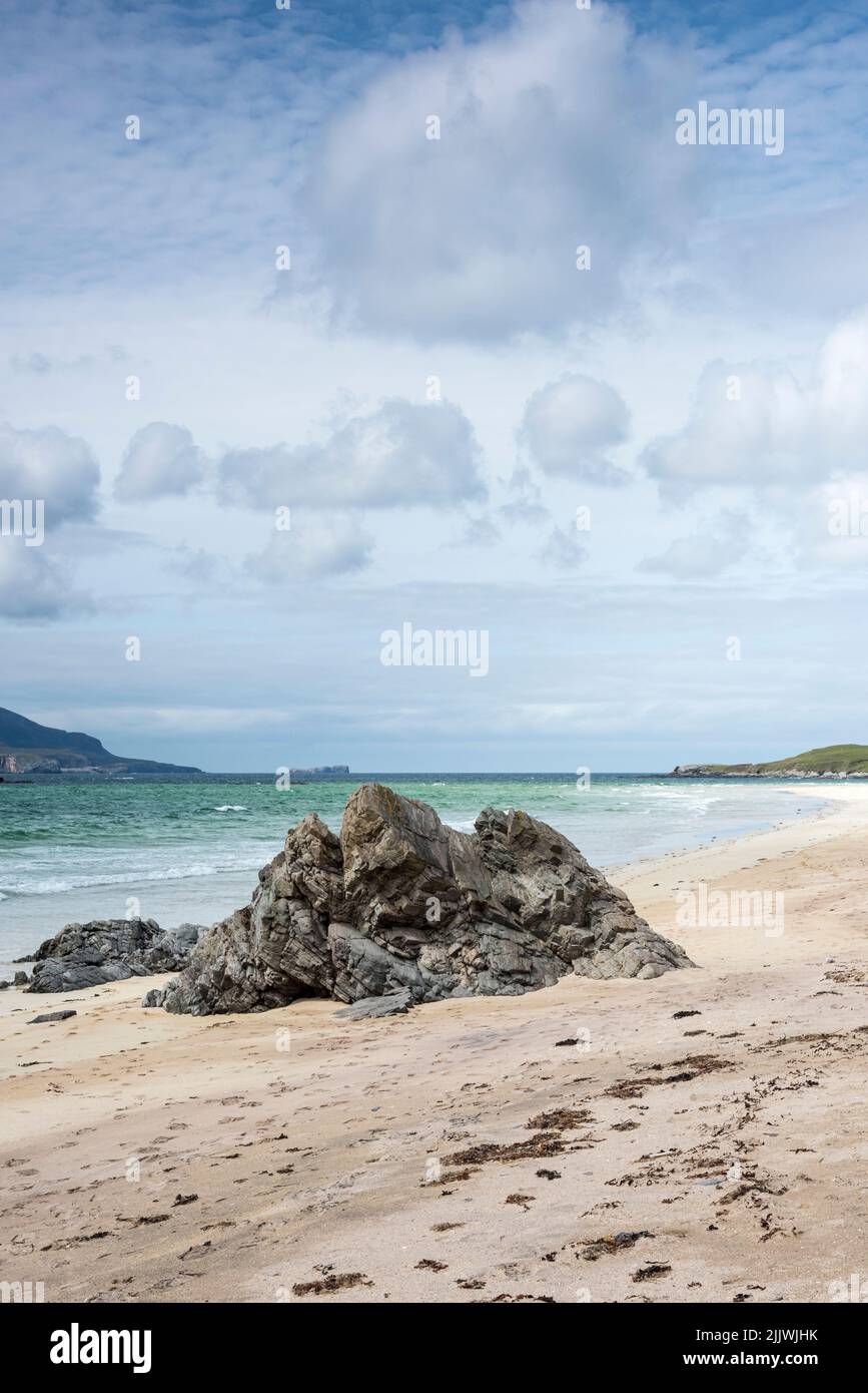 Rocas en la playa de Balnakeil cerca de Cape Wrath en el noroeste de Escocia Foto de stock