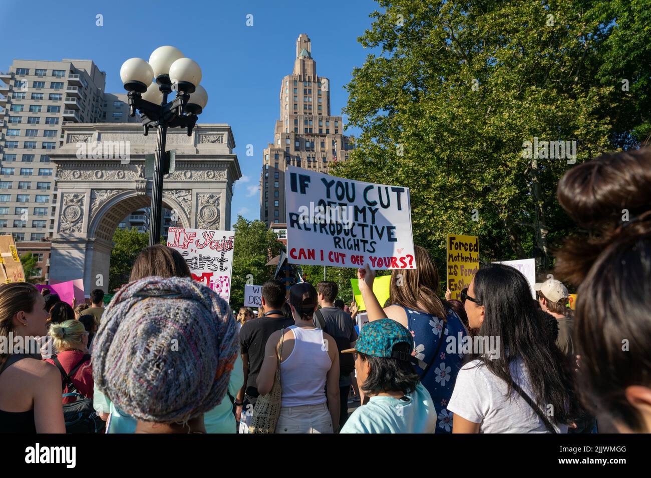 Manifestantes con carteles que luchan por los derechos reproductivos de las mujeres en Washington Square Park, Nueva York, Estados Unidos Foto de stock