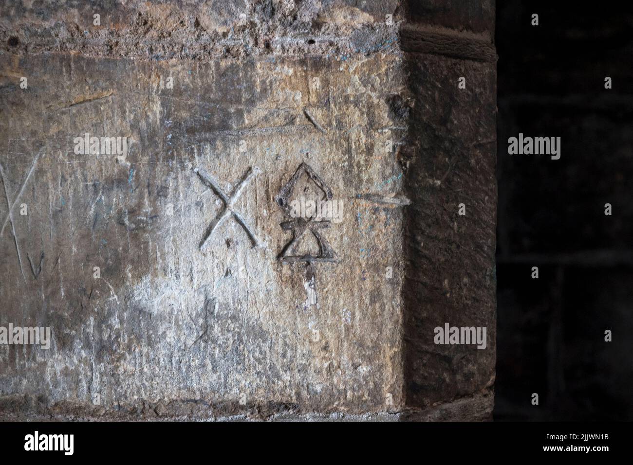 Marcas de albañiles en bloques de piedra utilizados en la construcción del campanario en la Abadía de Cambuskenneth en las afueras de Stirling. Foto de stock