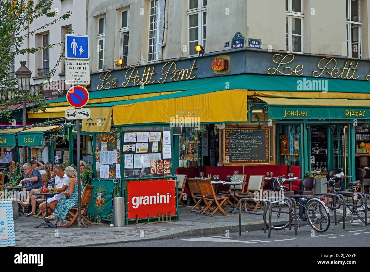 Francia París, restaurantes y restaurantes en la animada Rue de la Huchette, una de las calles más antiguas que corren a lo largo de la Rive Gauche en París. Ejecución de eas Foto de stock