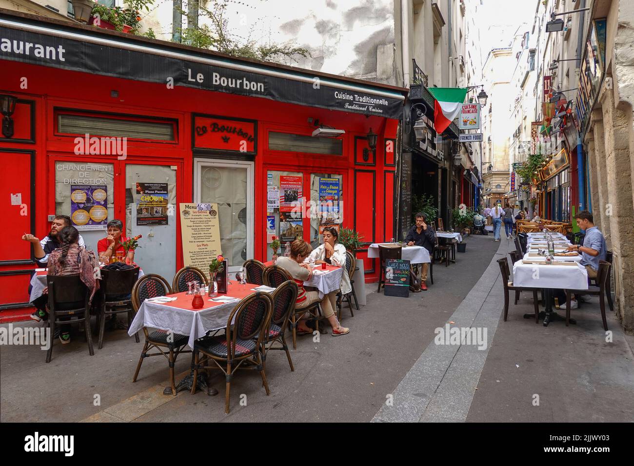 Francia París, restaurantes y restaurantes en la animada Rue de la Huchette, una de las calles más antiguas que corren a lo largo de la Rive Gauche en París. Ejecución de eas Foto de stock