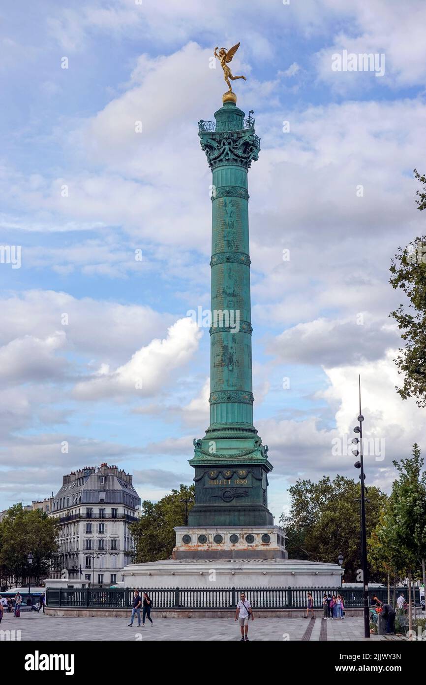 Francia, París, la Place de la Bastille es una plaza en París, donde la prisión de la Bastilla se mantuvo hasta el asalto de la Bastilla y su posterior fismo Foto de stock