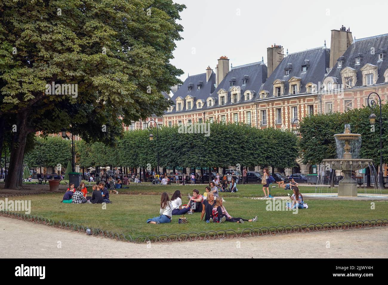 Francia, París, la Place des Vosges, originalmente Place Royale, es la plaza más antigua planeada en París, Francia. Se encuentra en el distrito de Marais, y. Foto de stock